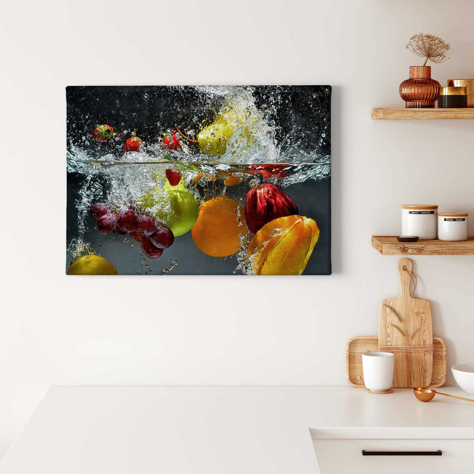             Canvas schilderij vers fruit in een waterbad - 0,70 m x 0,50 m
        
