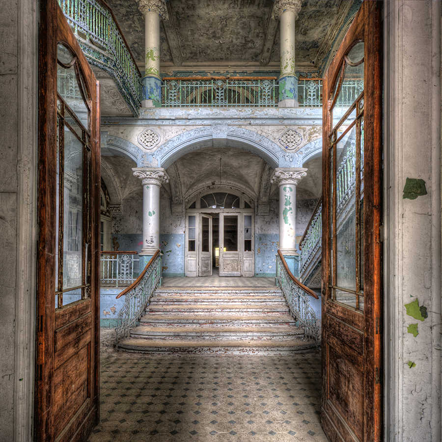 Papier peint panoramique vintage vieux hall d'entrée de villa sur intissé structuré
