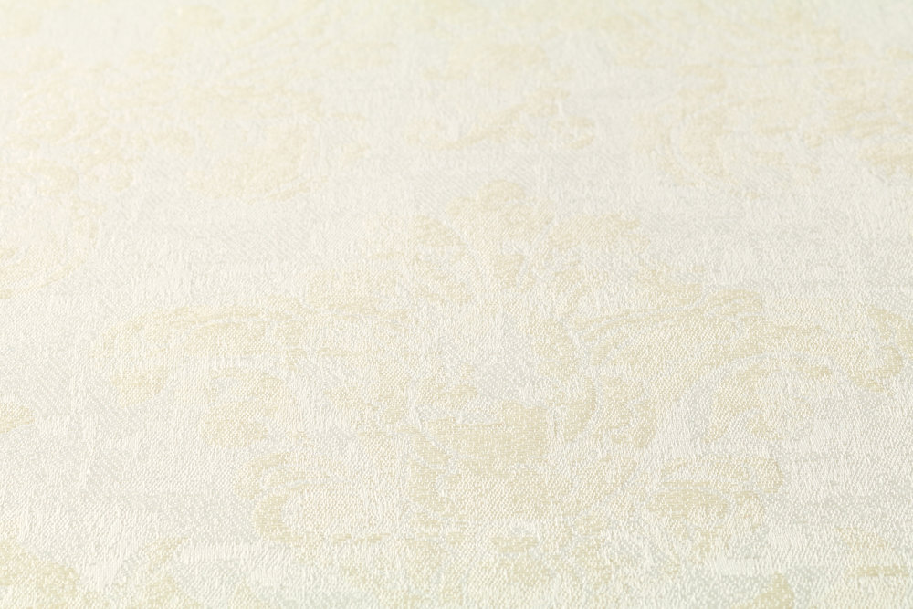             Barok behangpapier crème met discreet ornament patroon
        
