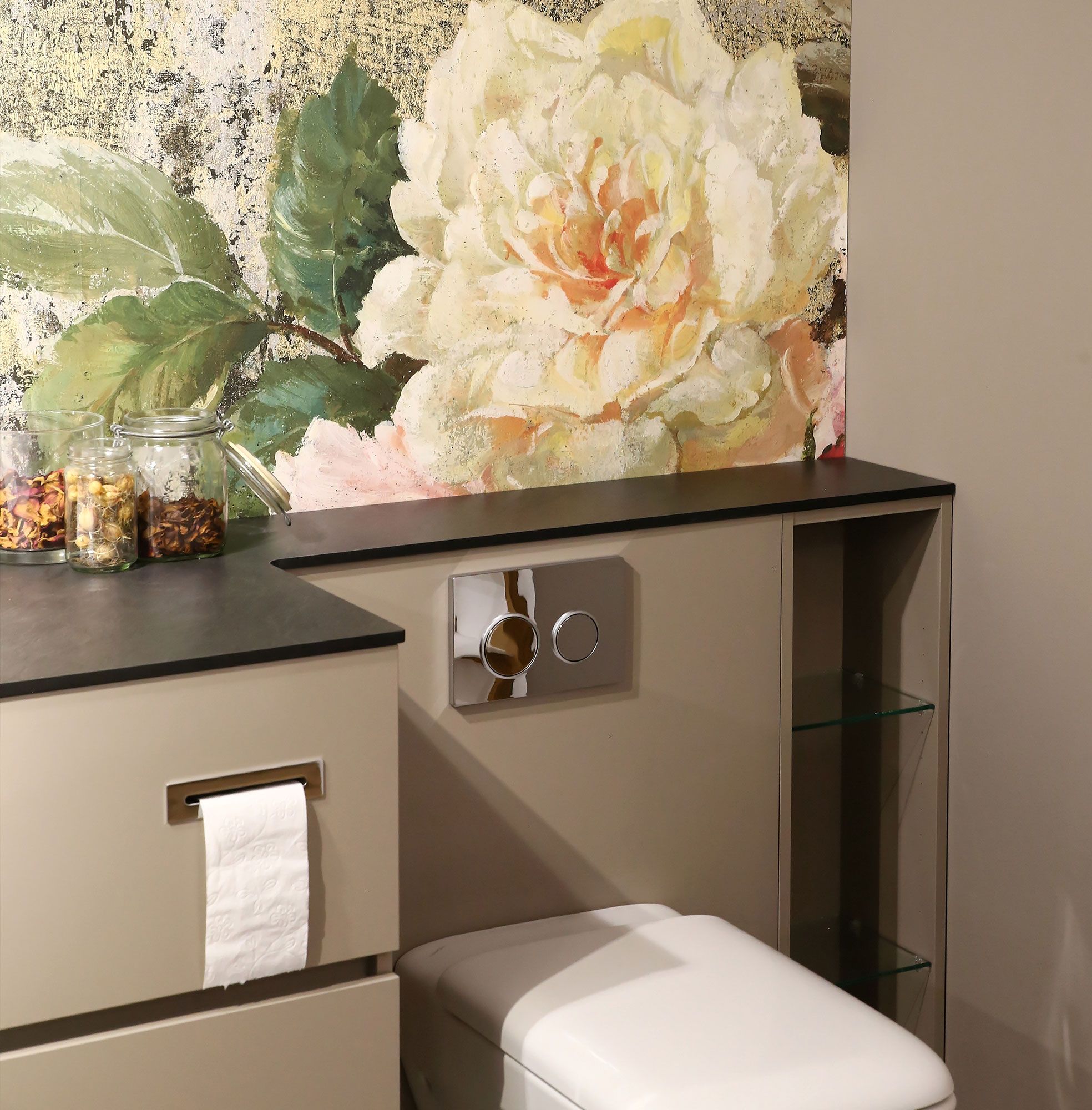 Bathroom-wallpaper-with-flowers