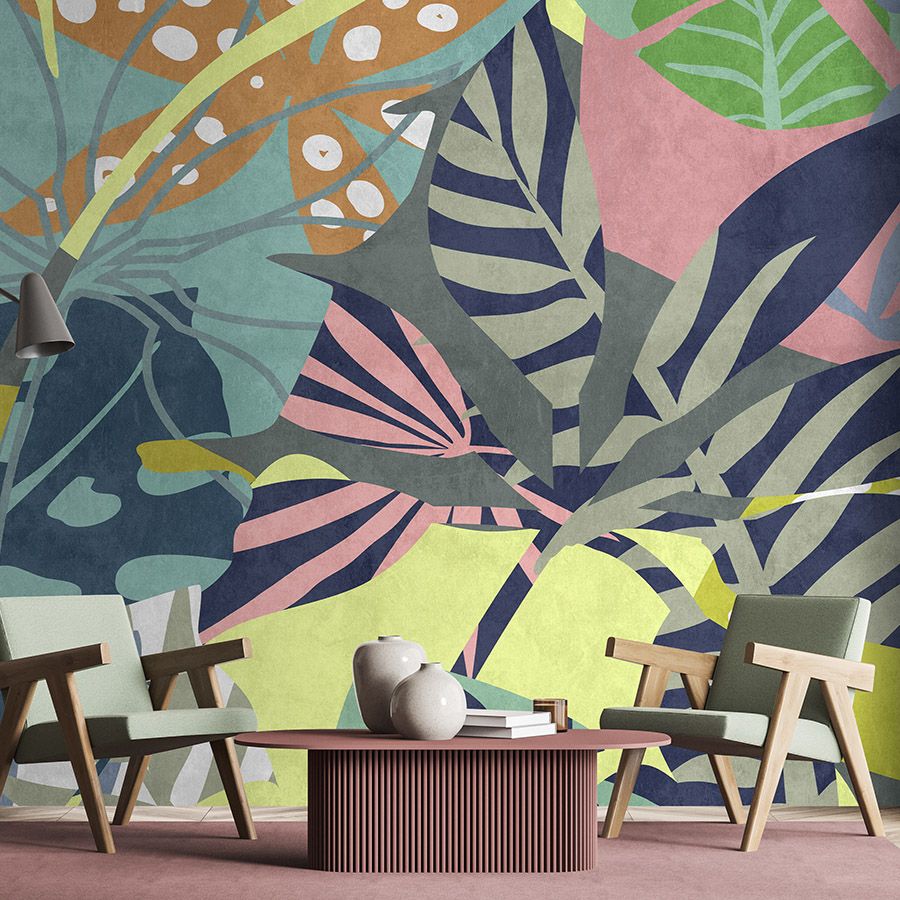 Digital behang »anais 1« - Abstracte junglebladeren op betonnen pleisterstructuur - Bont | Glad, licht glanzend premium vliesdoek
