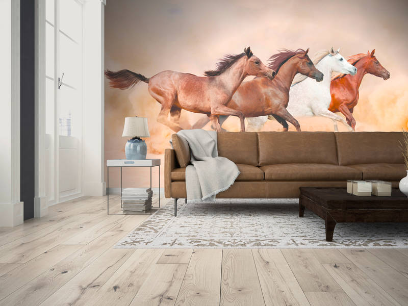             Mural de caballos con manada al galope sobre vellón texturizado
        