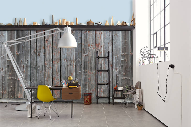             Papel pintado de madera pared de tablones gris-marrón en aspecto usado
        
