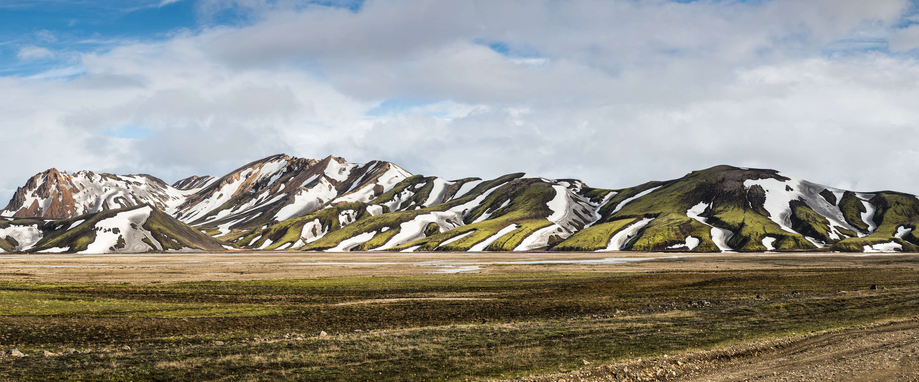             Panorama mural on Icelandic mountains
        