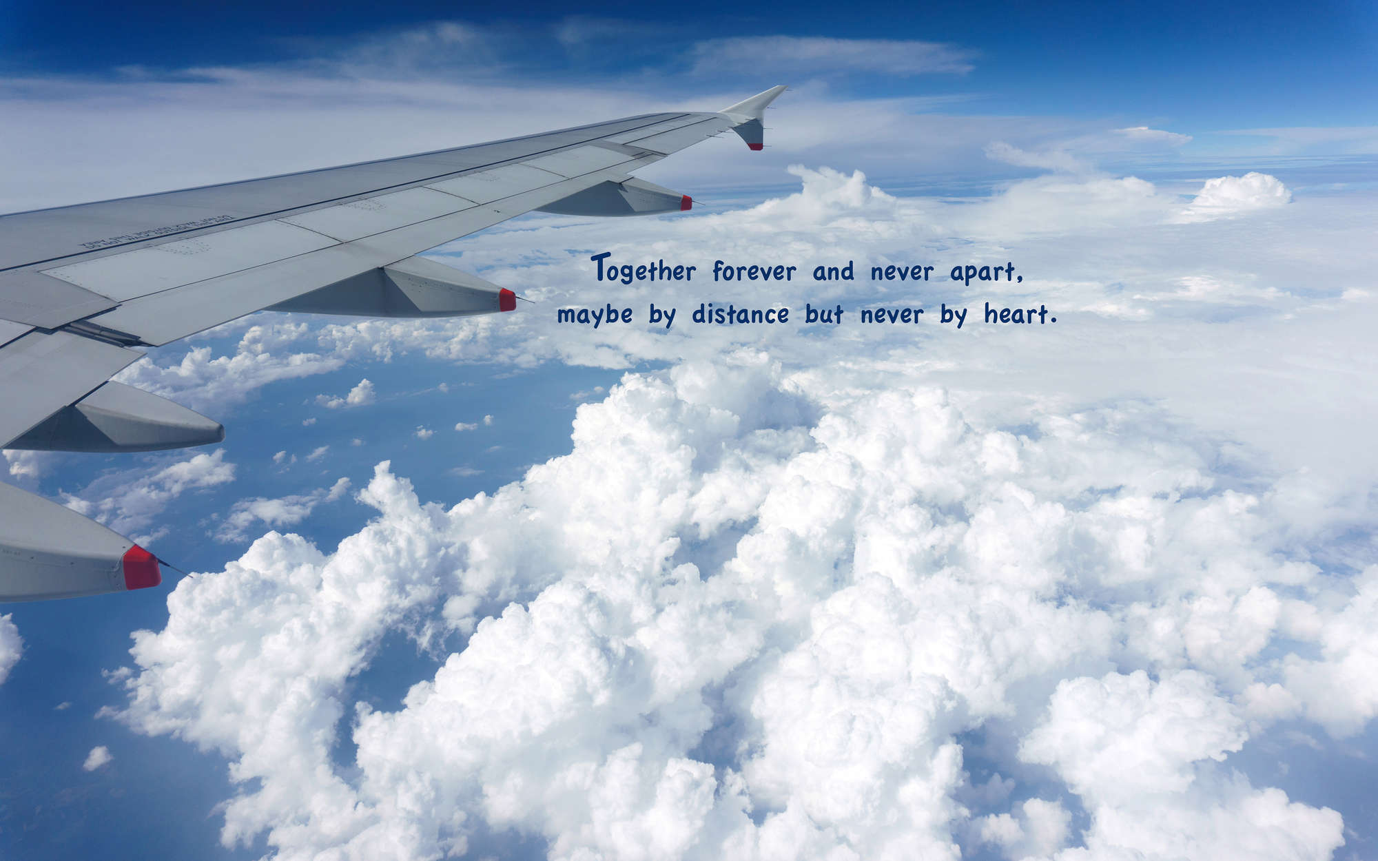             Digital behang Vliegtuig boven de wolken met letters - Matte gladde fleece
        