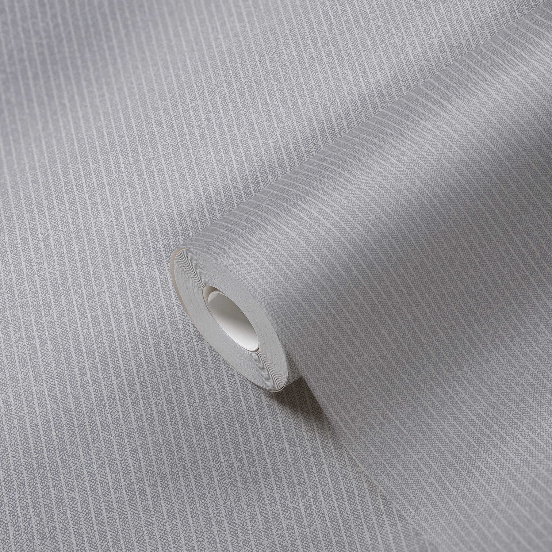             Gevoerd behangpapier smalle strepen in textiellook - grijs
        