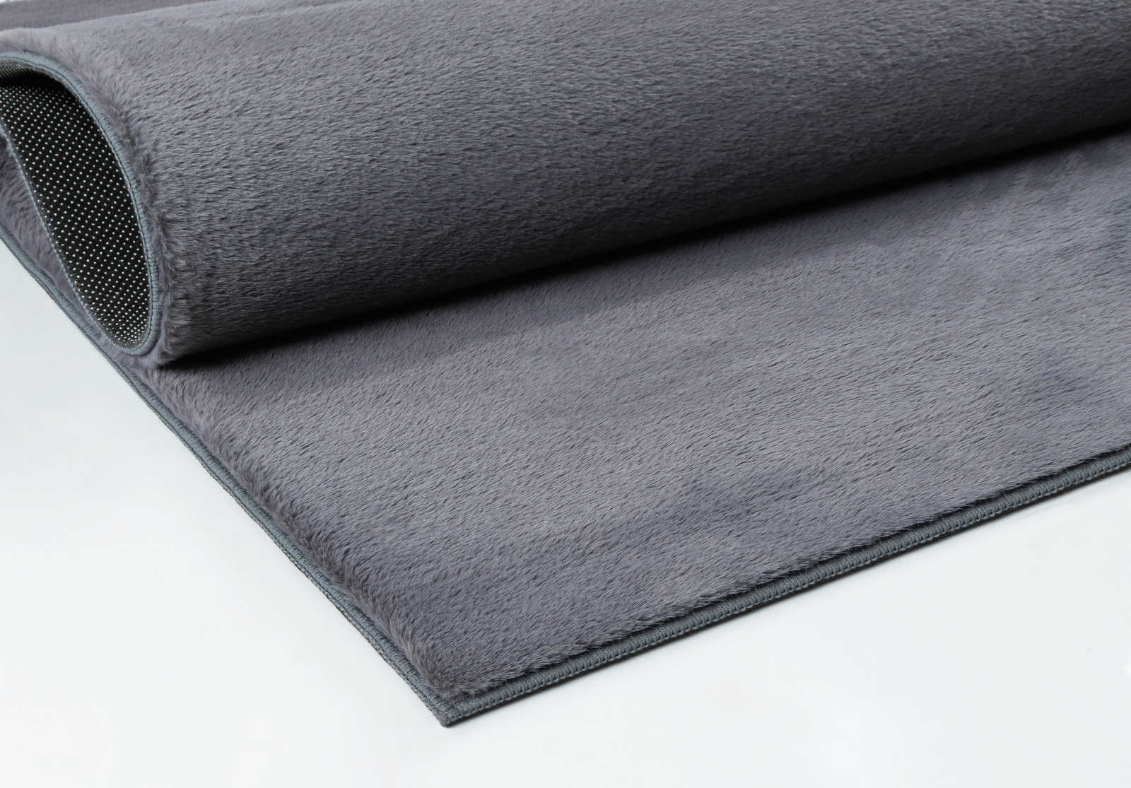             Soft pile carpet in anthracite - 100 x 50 cm
        