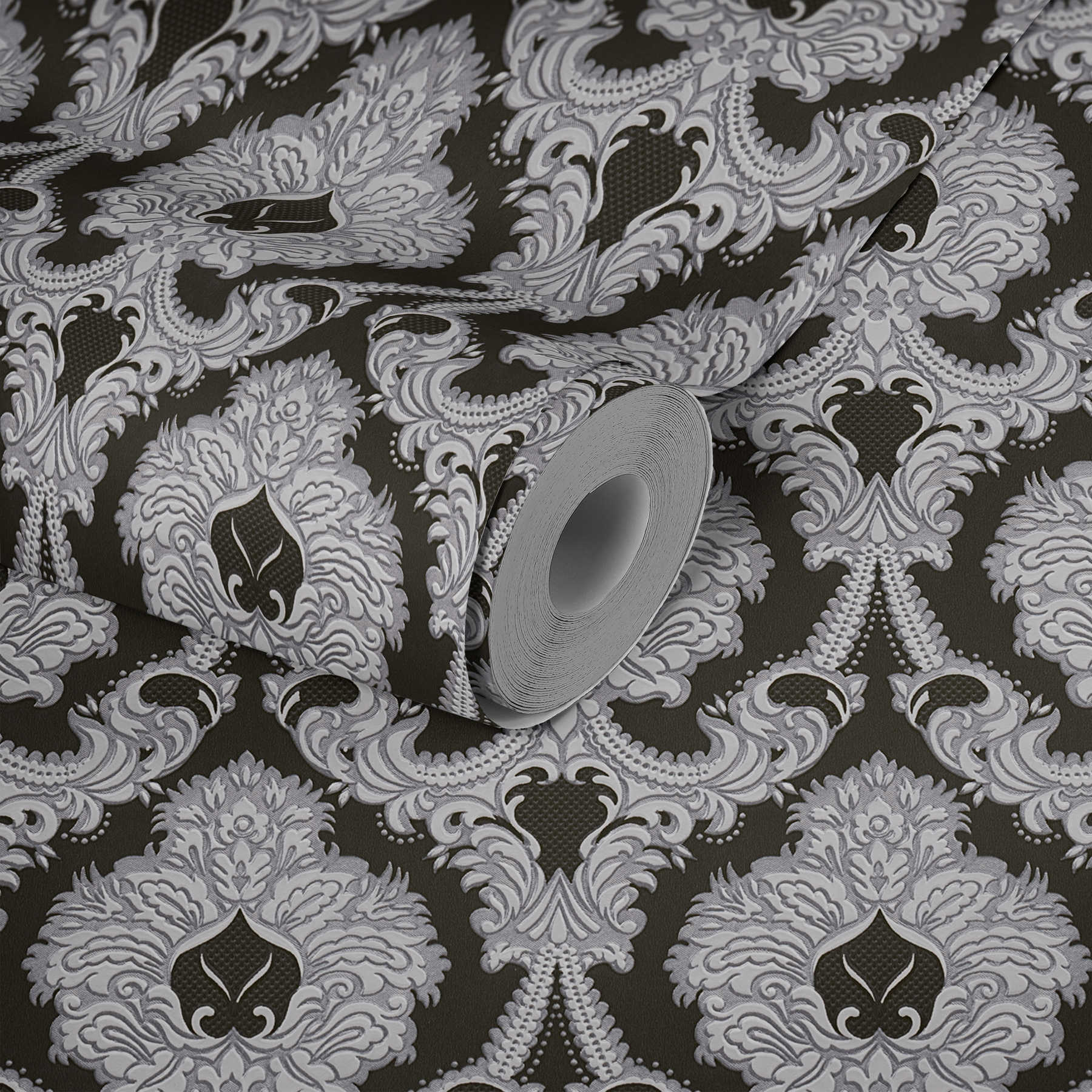             Papel pintado con adornos opulentos, acentos plateados - plata, negro, blanco
        