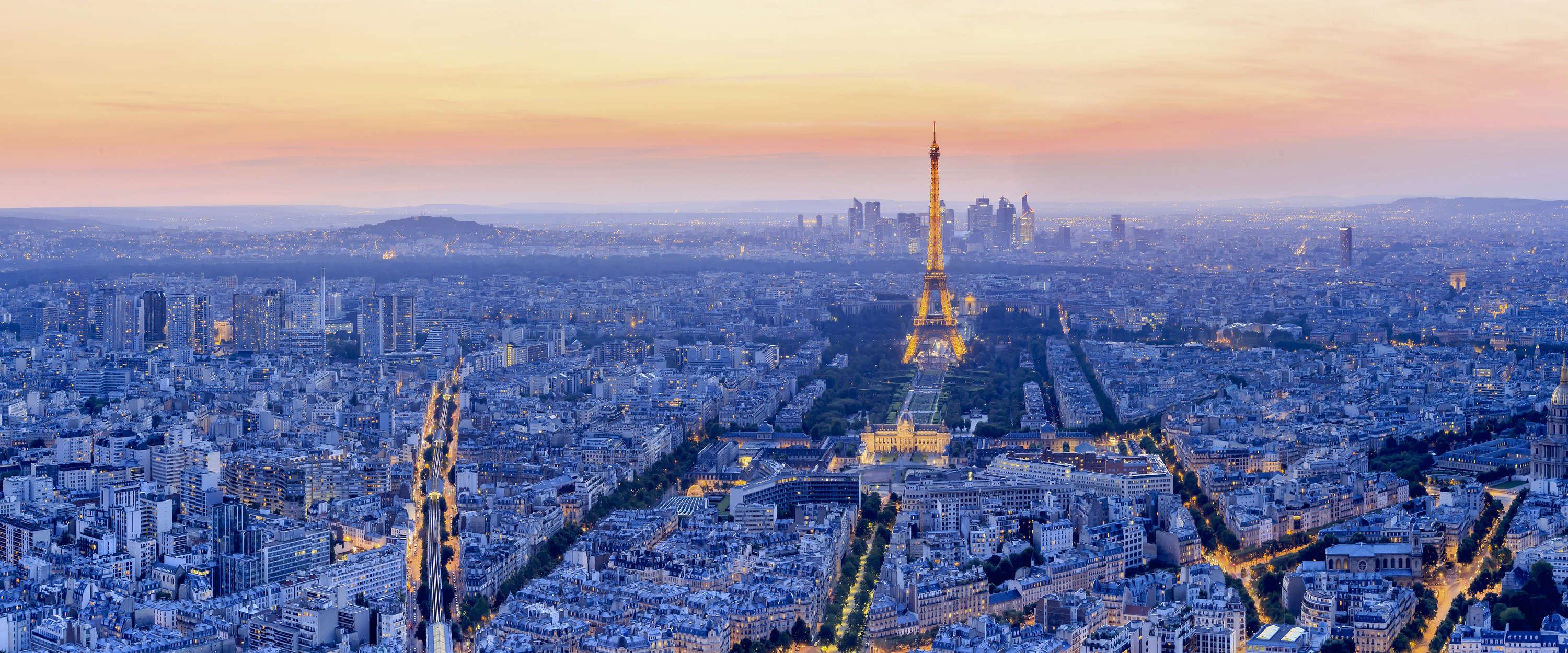             Papier peint panoramique Paris, métropole lumineuse à l'aube
        