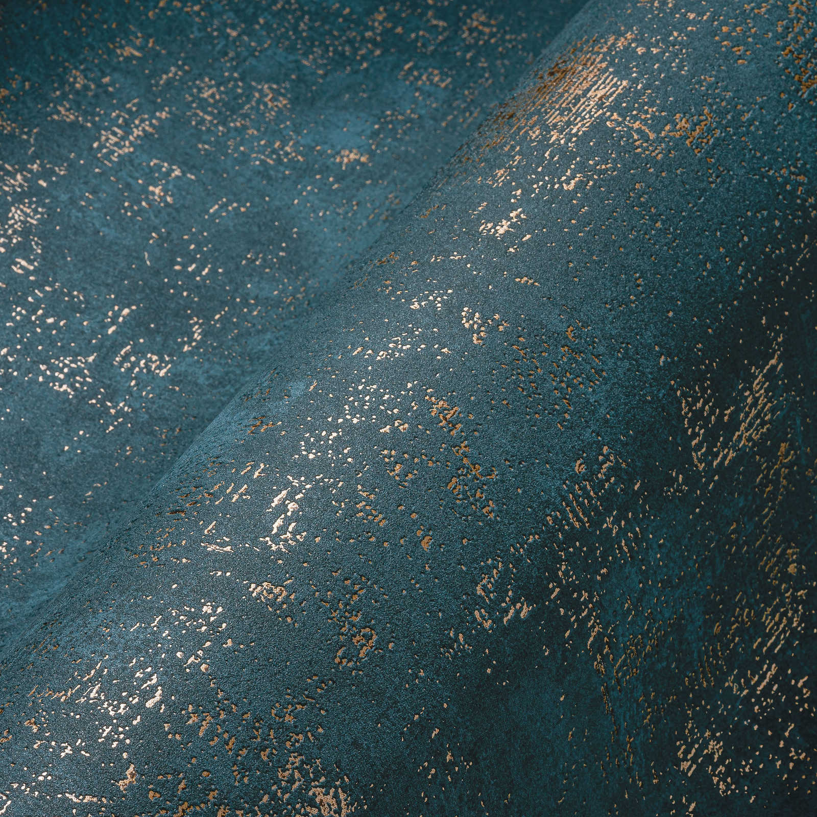             Blauw behang met gouden metallic accent en textuurdetails
        