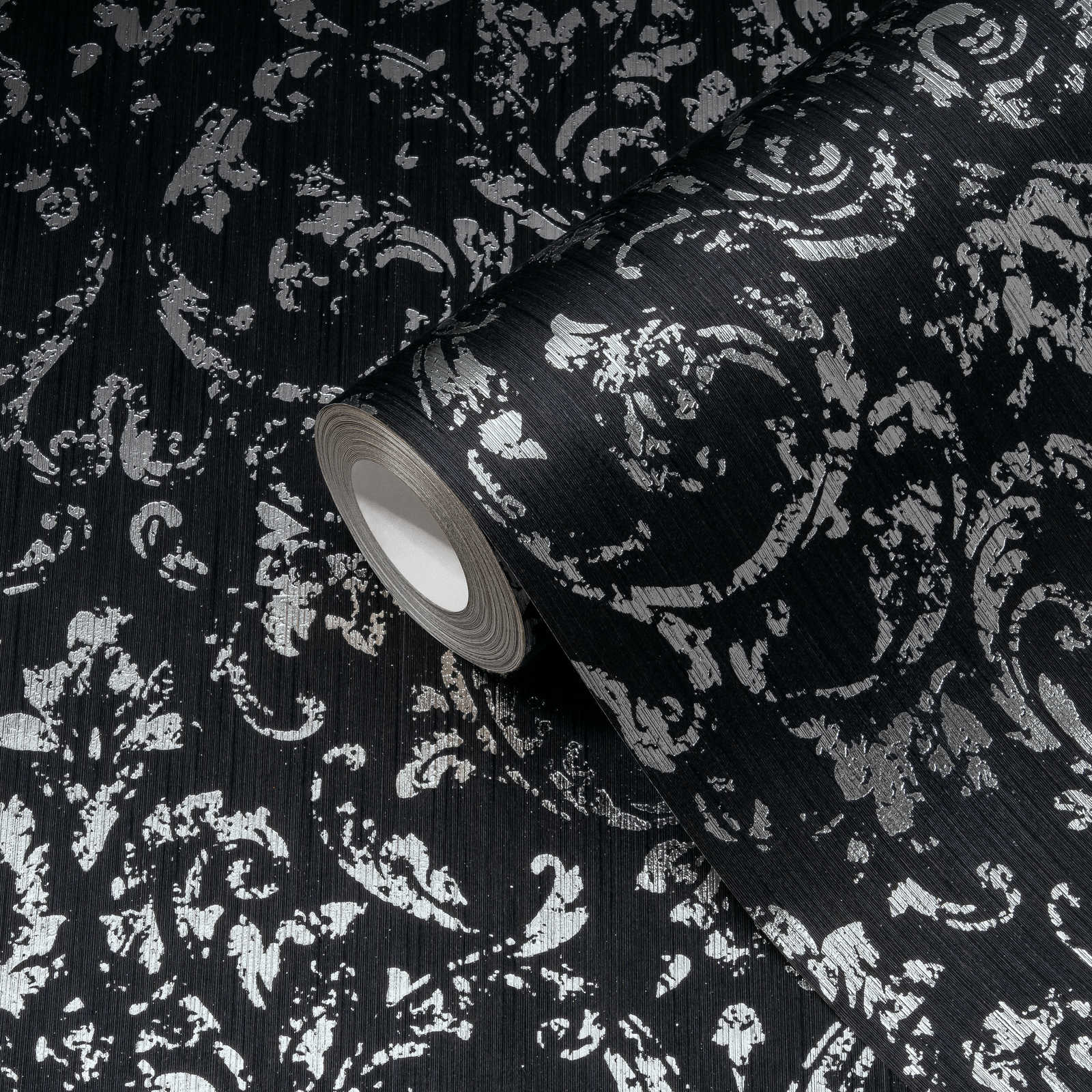             Behang met zilveren ornamenten in used look - zwart, zilver
        