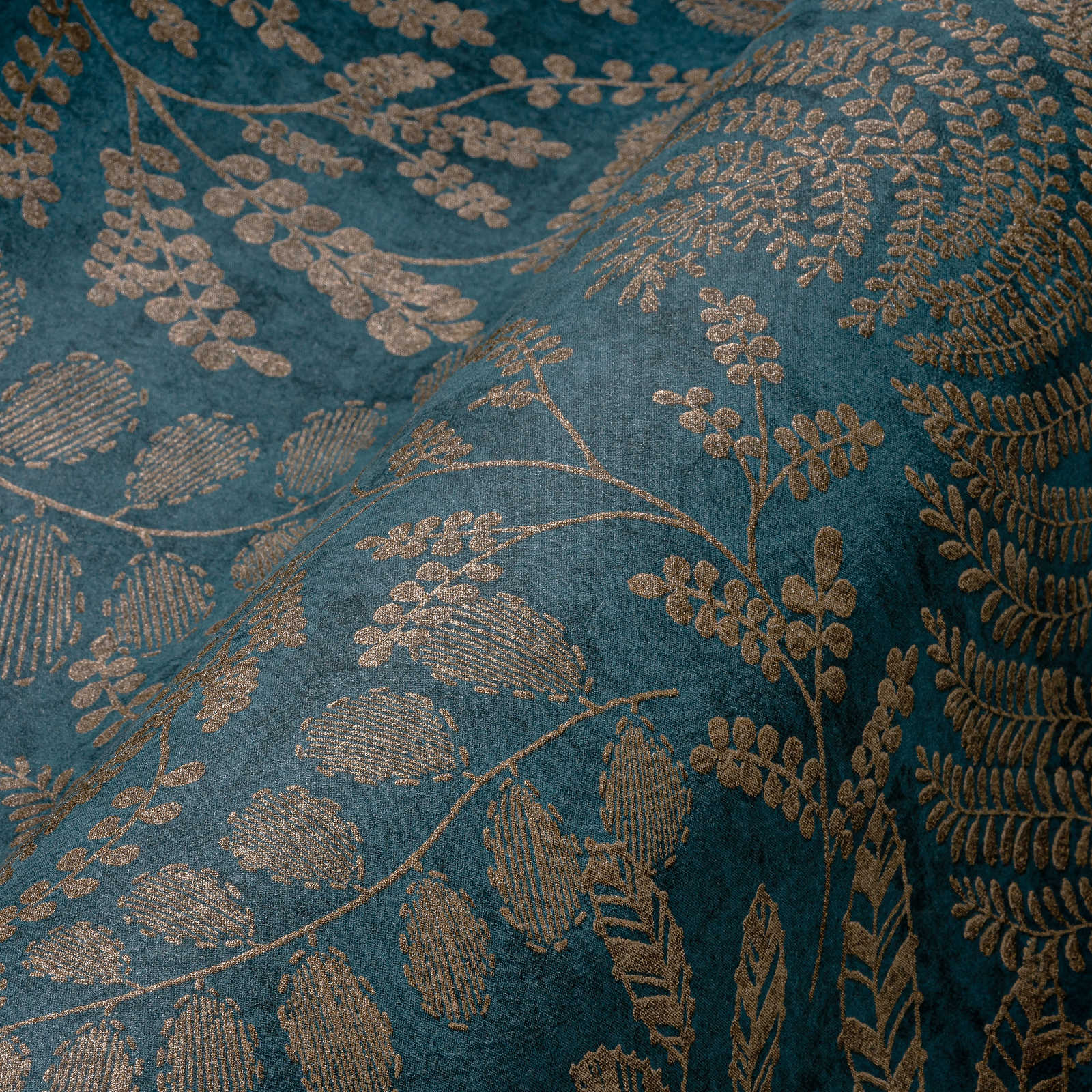             Blauw behang met goud design in boho stijl
        