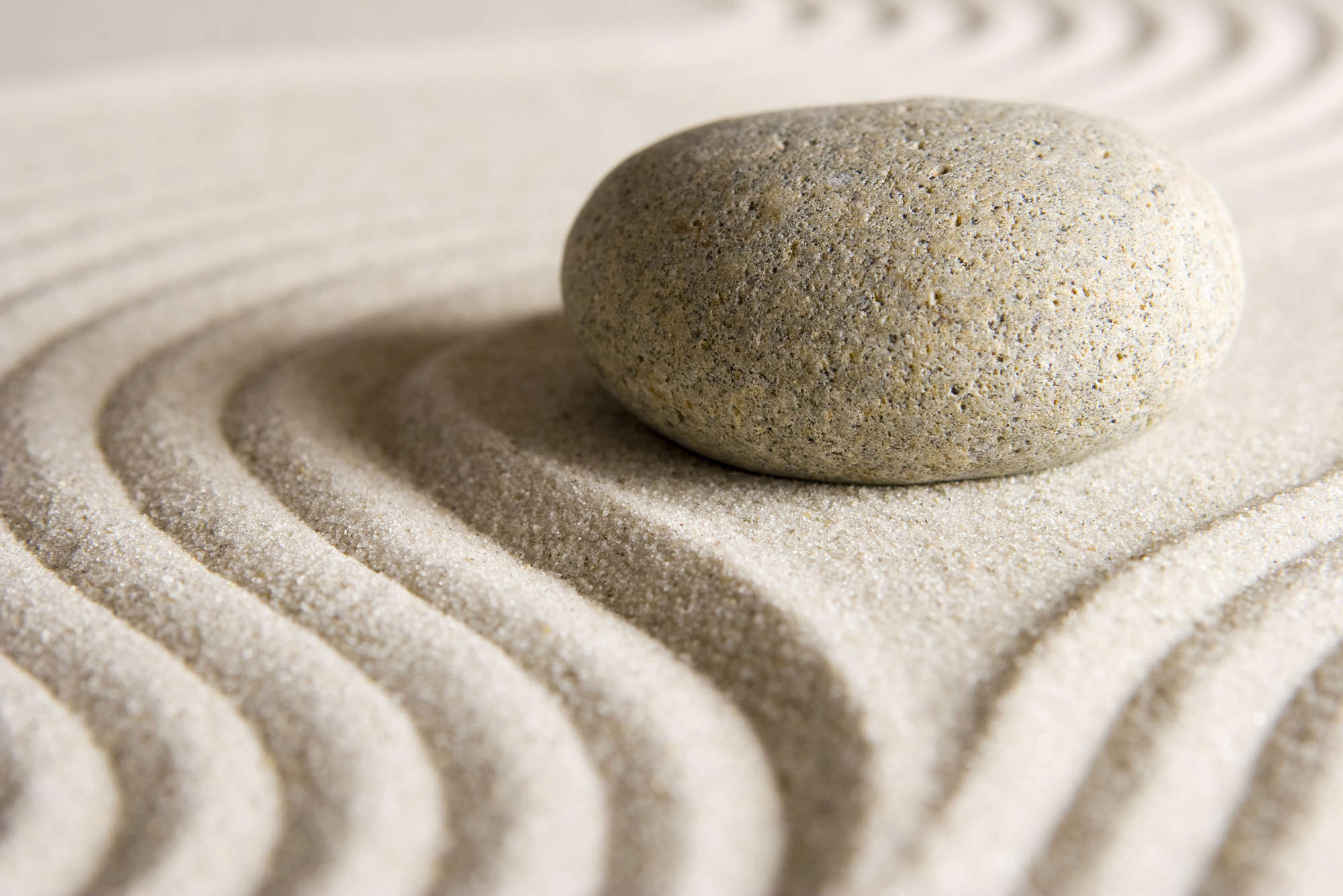             Digital behangen in het zand met steen - Premium glad vlies
        