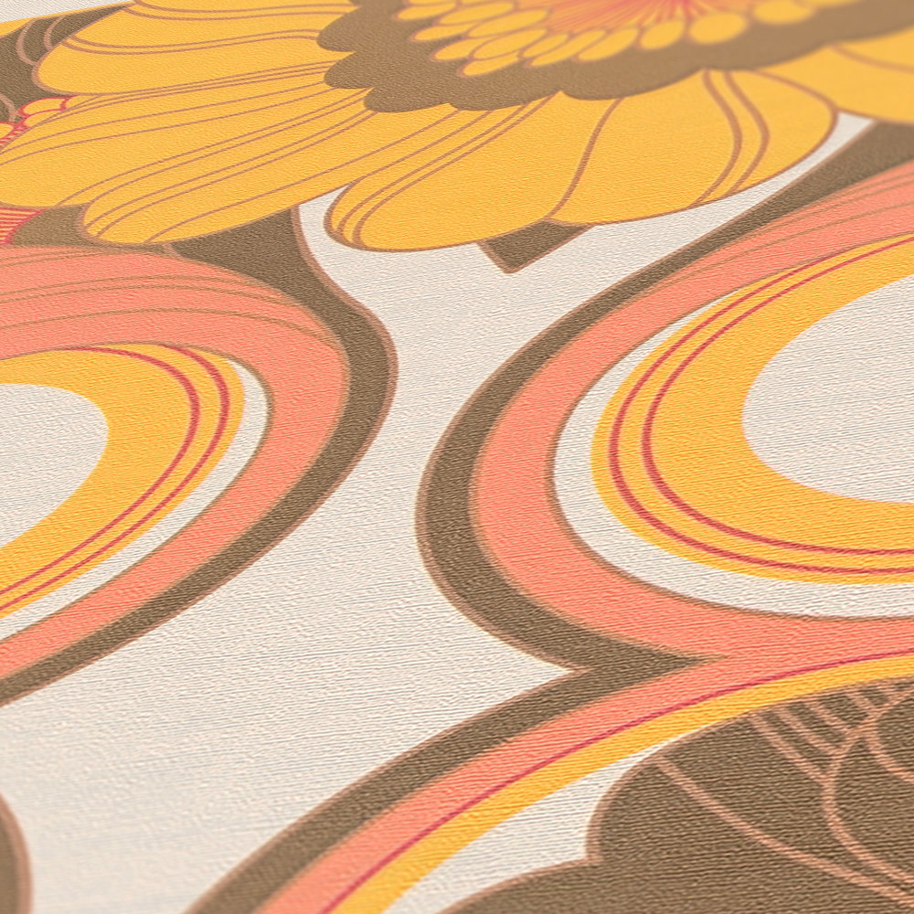             Floraal retro behang met bloemenpatroon in warme kleuren - bruin, geel, oranje
        
