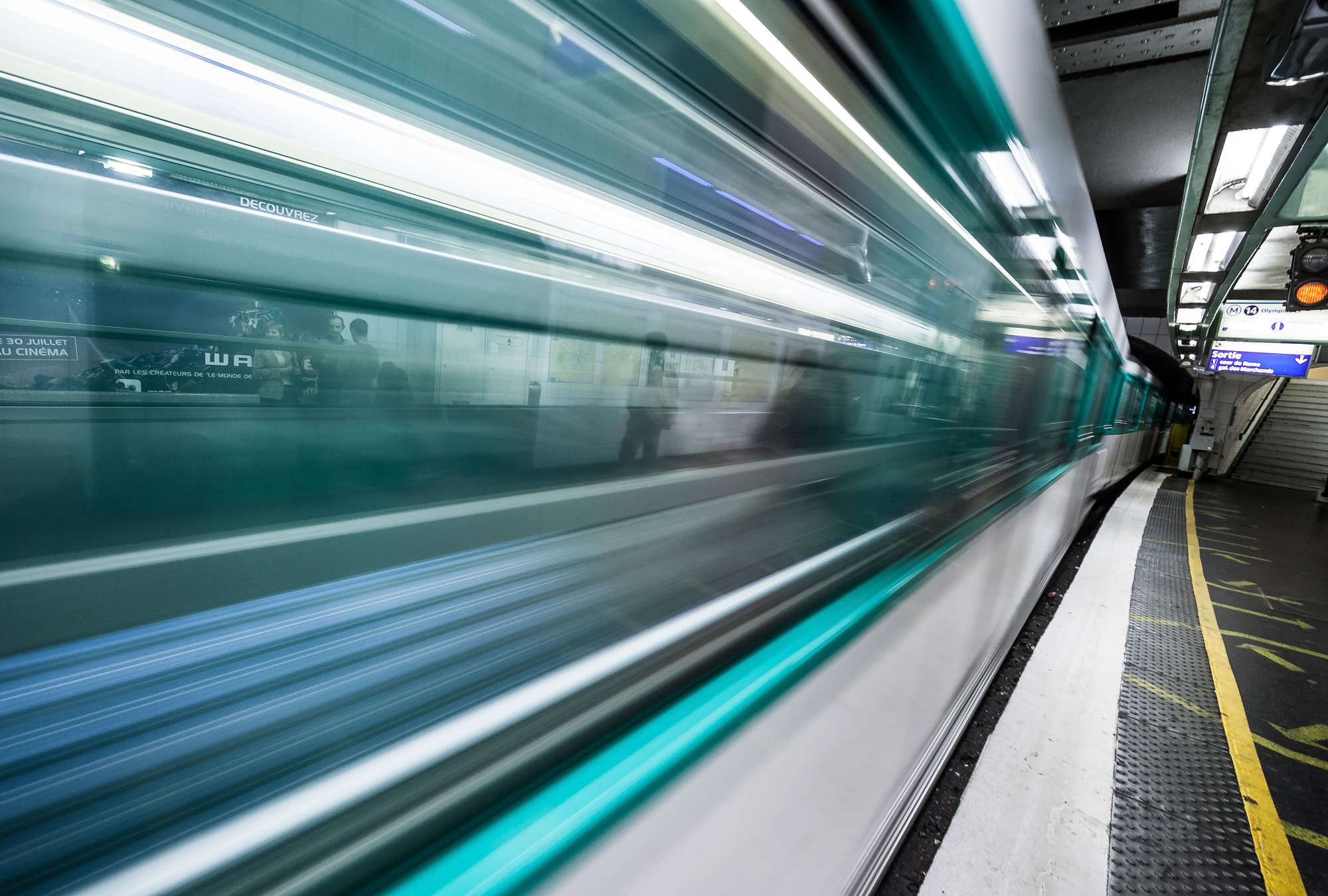             Papier peint panoramique Train entrant - Métro à Paris
        