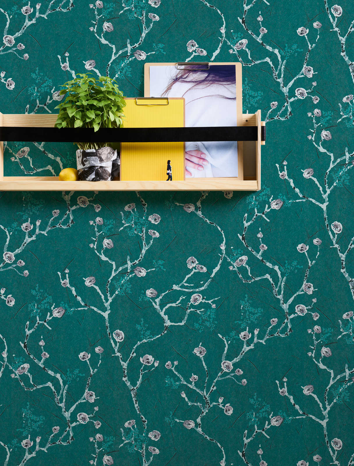             Donkergroen behang met bloemmotief in Aziatische stijl
        
