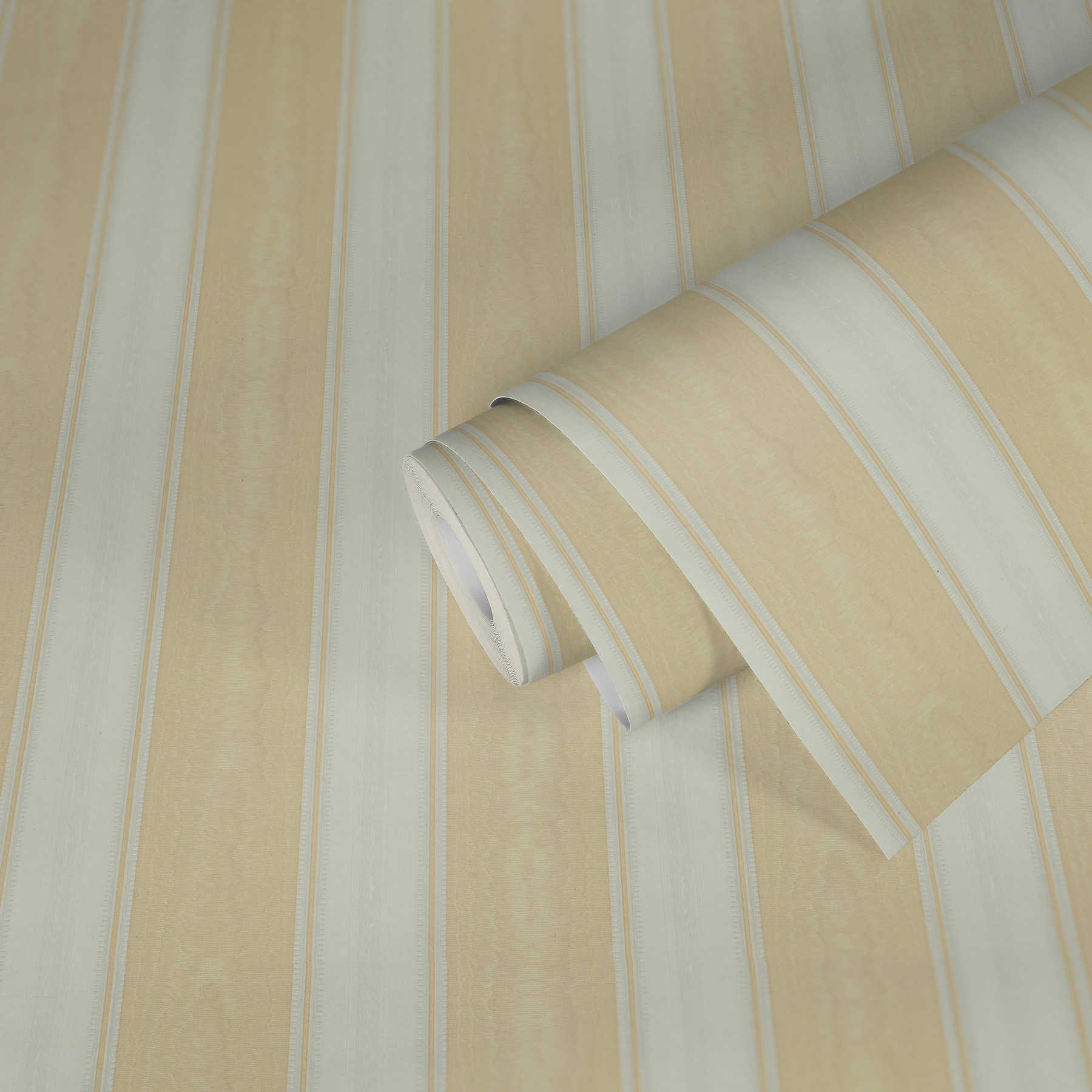             Gestreept behang met zijde moiré effect - beige, wit
        