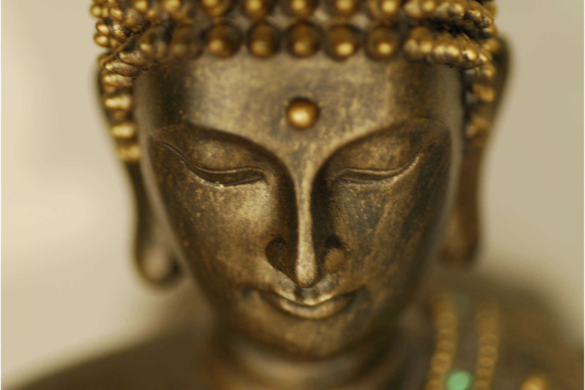             Photo wallpaper close-up of Buddha figure - mother-of-pearl smooth non-woven
        
