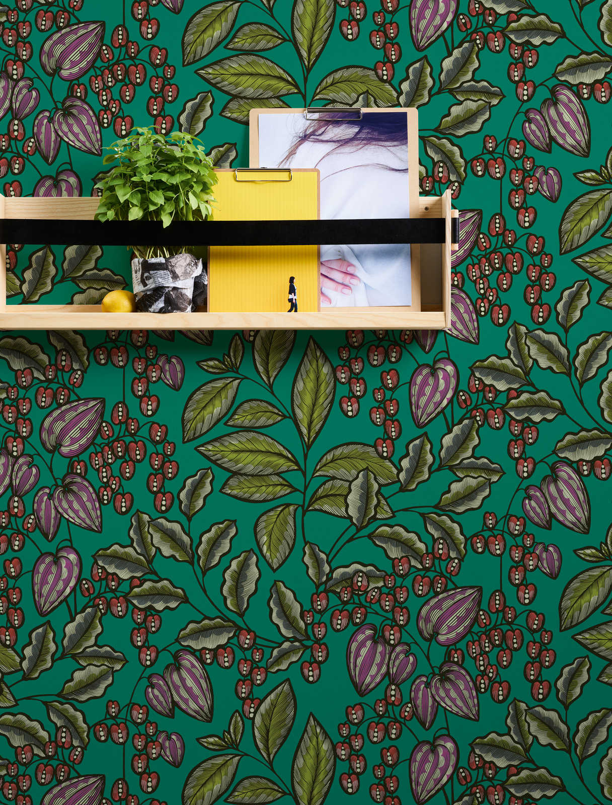             Wallpaper green with leaves motif in Scandi design - green, red, purple
        