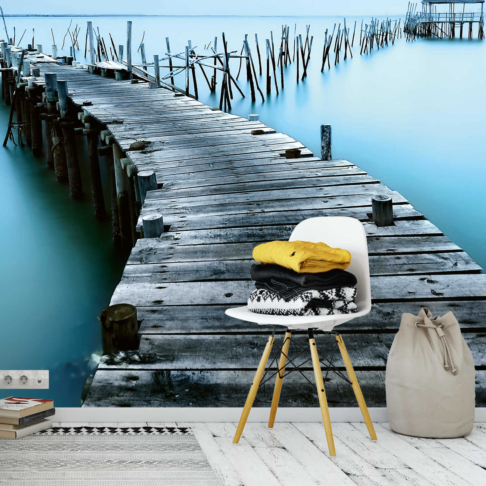             Papier peint panoramique vieux ponton de bateau dans l'eau - bleu, gris
        