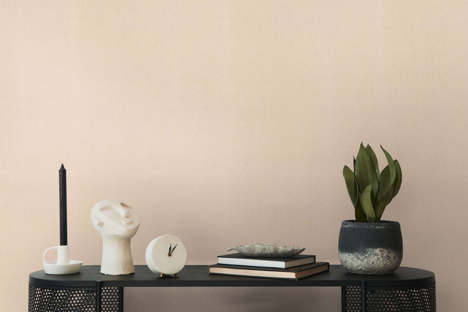             Papel pintado liso beige con estructura textil de estilo rústico
        