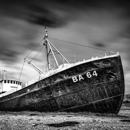         Photo wallpaper stranded shipwreck - black and white
    