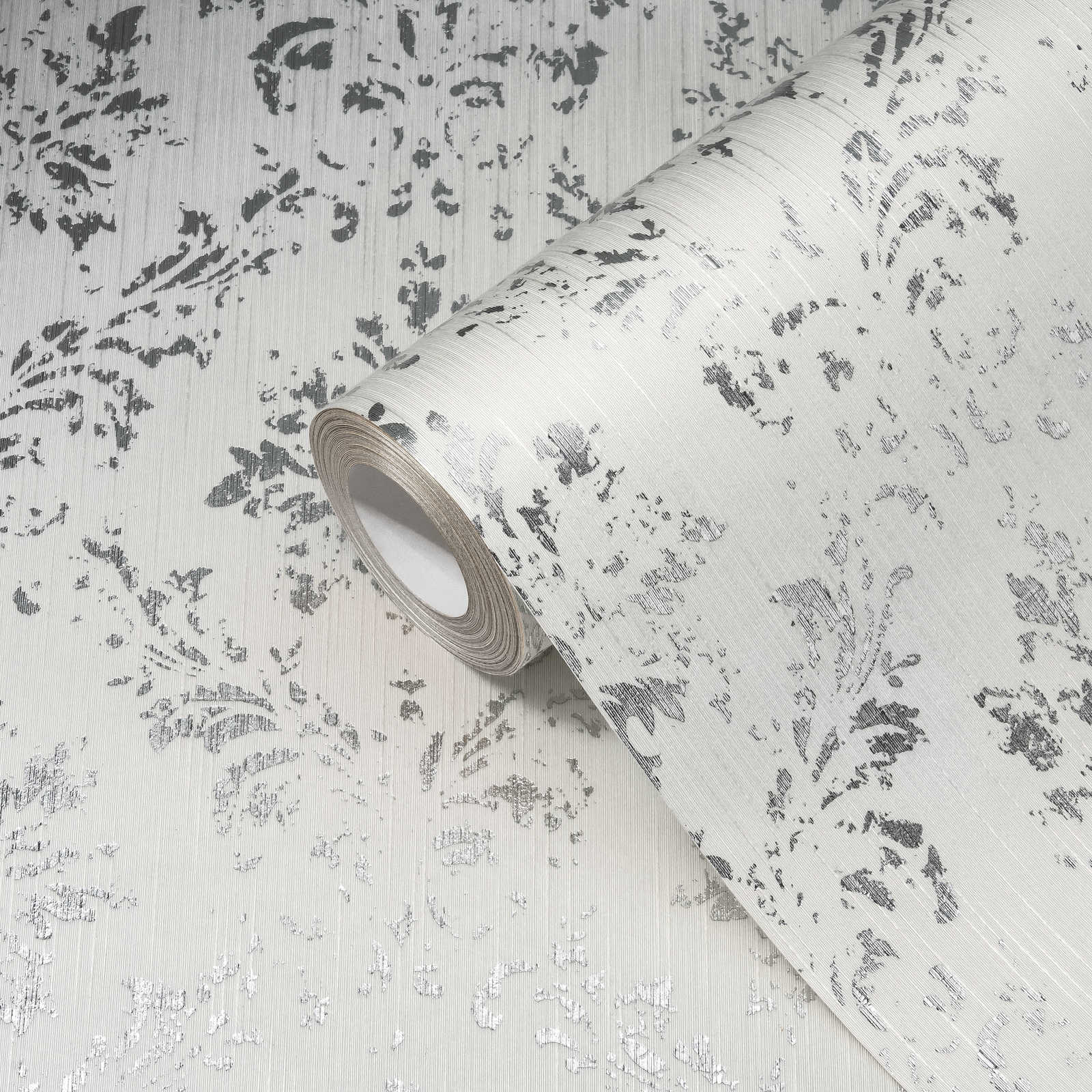             Papier peint avec ornements argentés, look usé - blanc, argenté
        