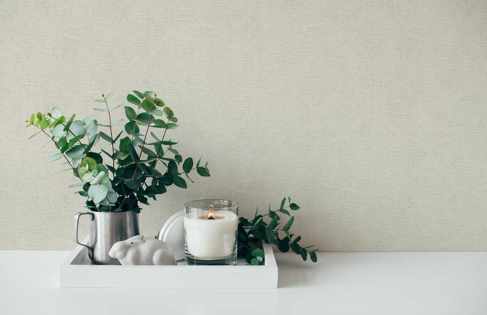             Cream white wallpaper with bright glossy pattern & geometric design - white
        