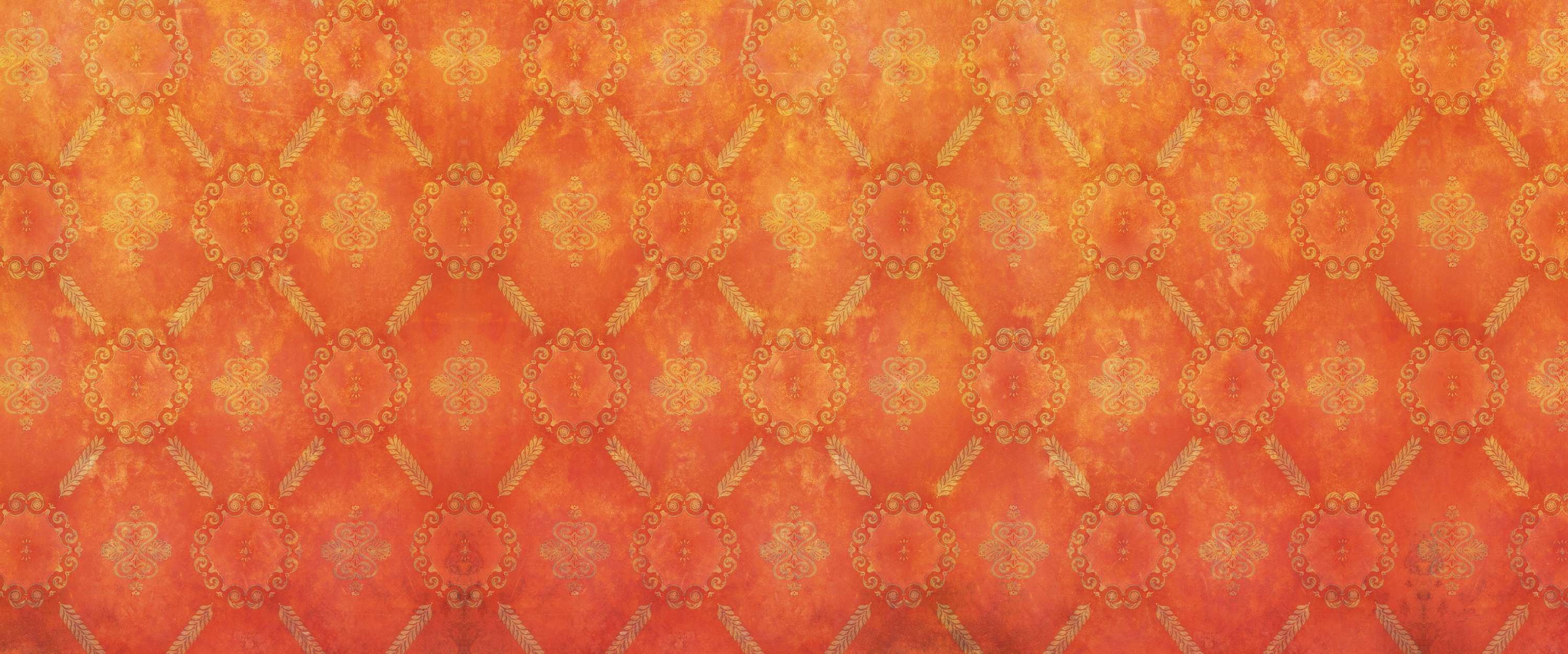             Papel Pintado Naranja con Patrón de Ornamentos y Aspecto Usado
        