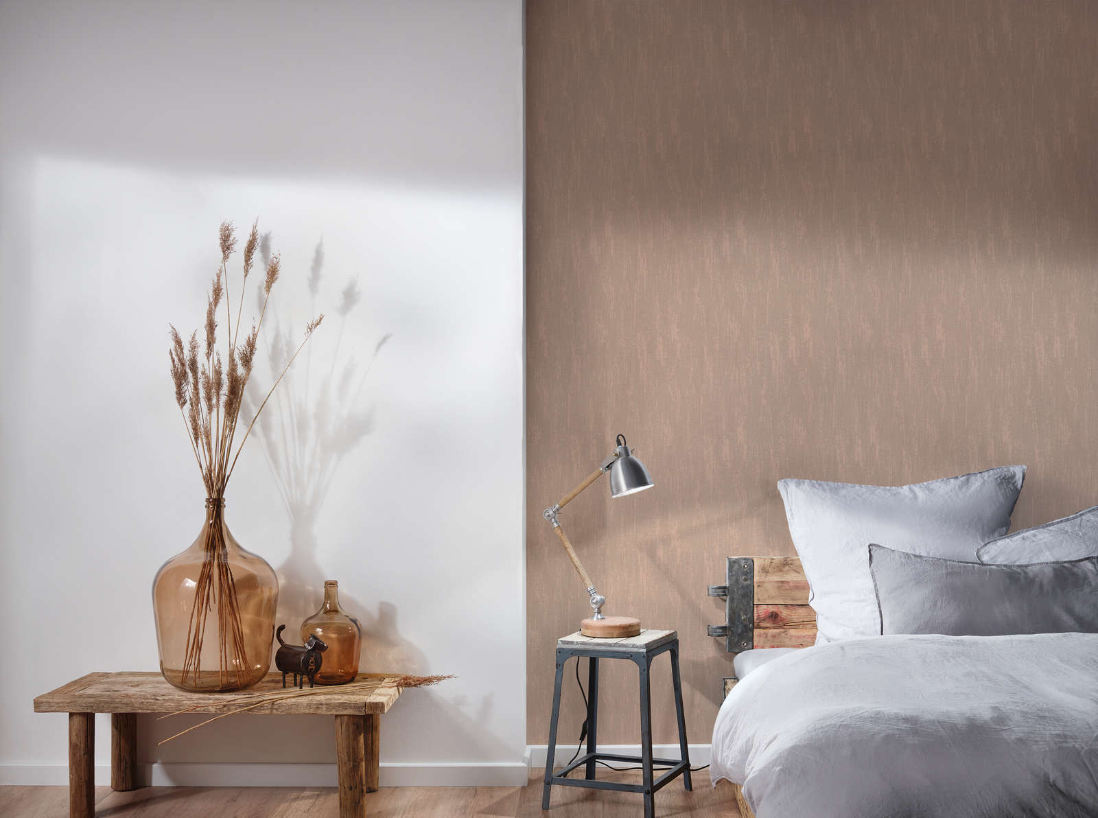             High quality non-woven wallpaper plain with glitter effect - brown
        