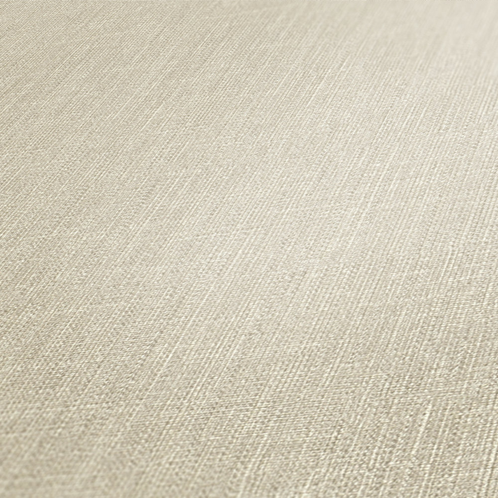             Papel pintado no tejido con aspecto de lino moteado beige y estructura textil
        