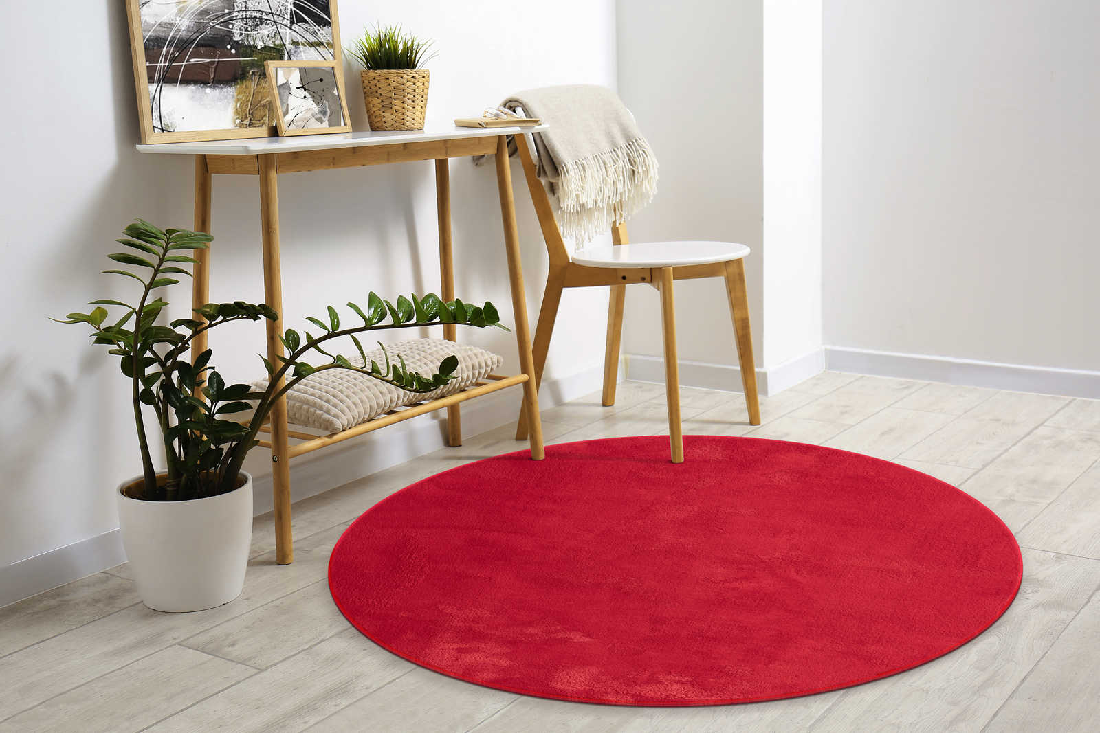 Round high pile carpet in red - Ø 120 cm
