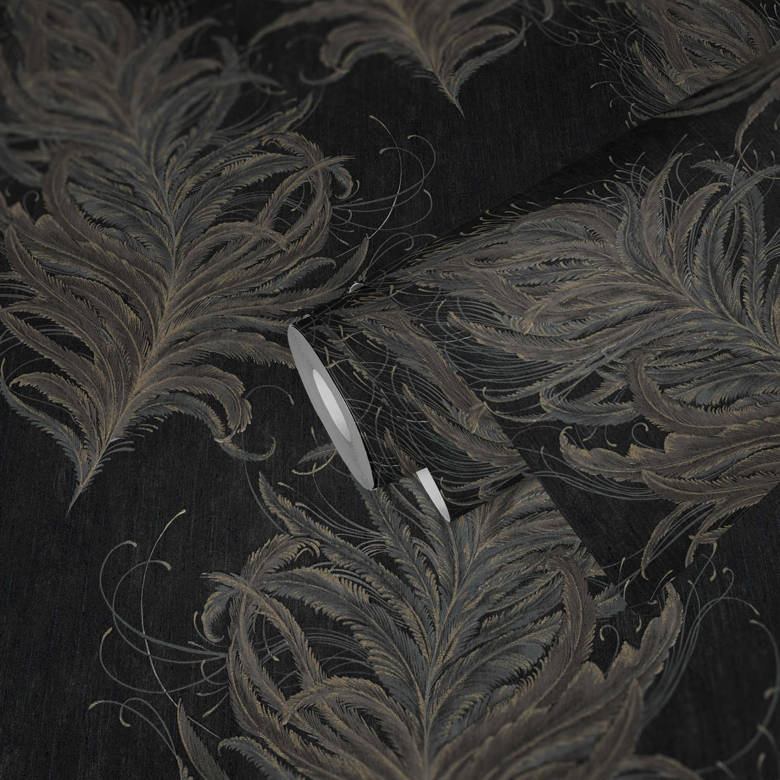             Zwart vliesbehang met veren in metallic kleuren
        