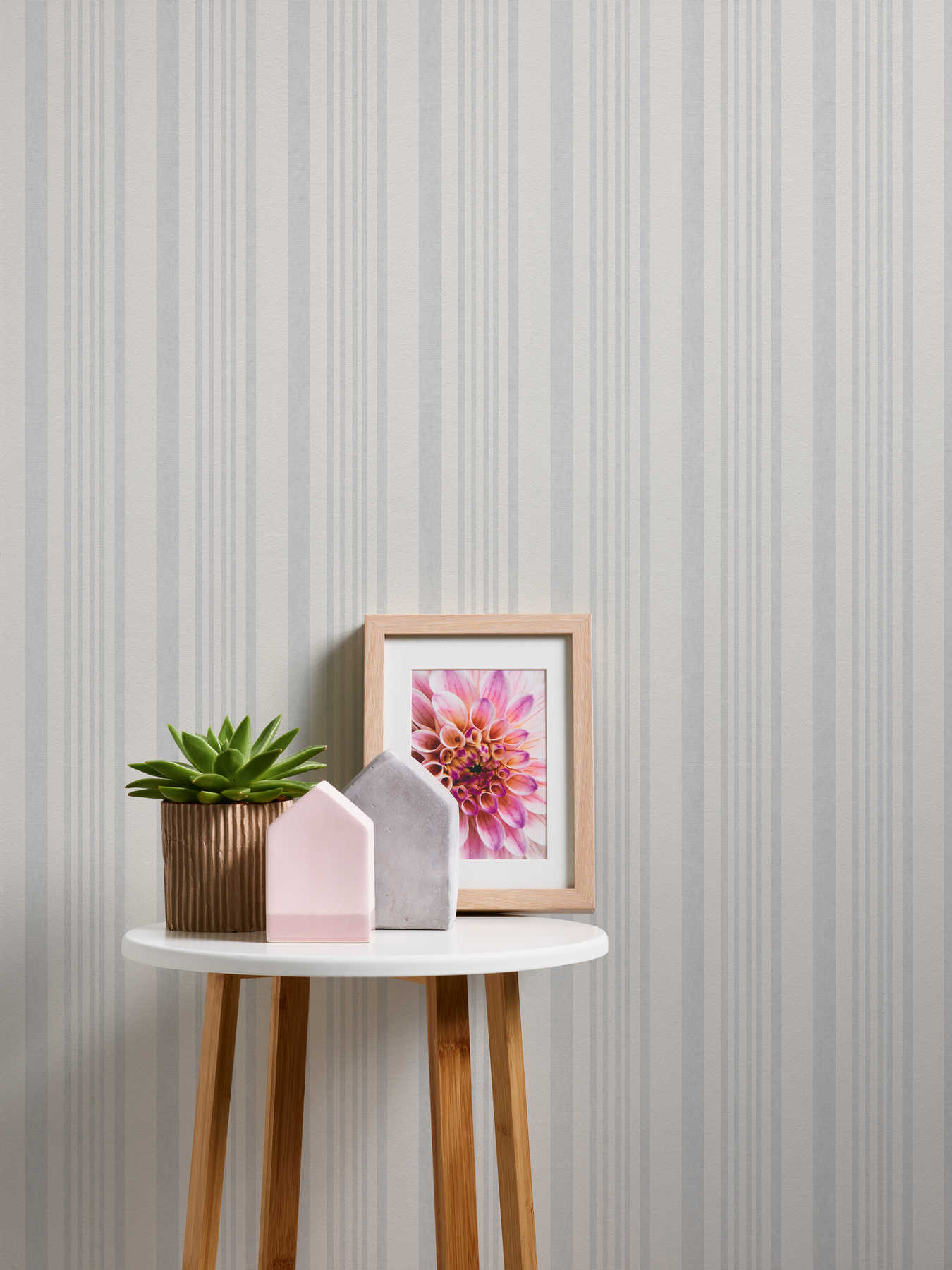             Stripes wallpaper paintable with texture pattern
        