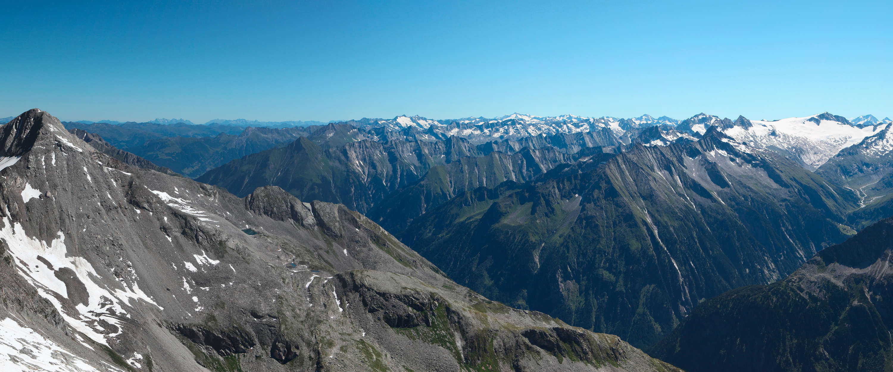             Papier peint panoramique panoramique avec les montagnes alpines déchiquetées
        