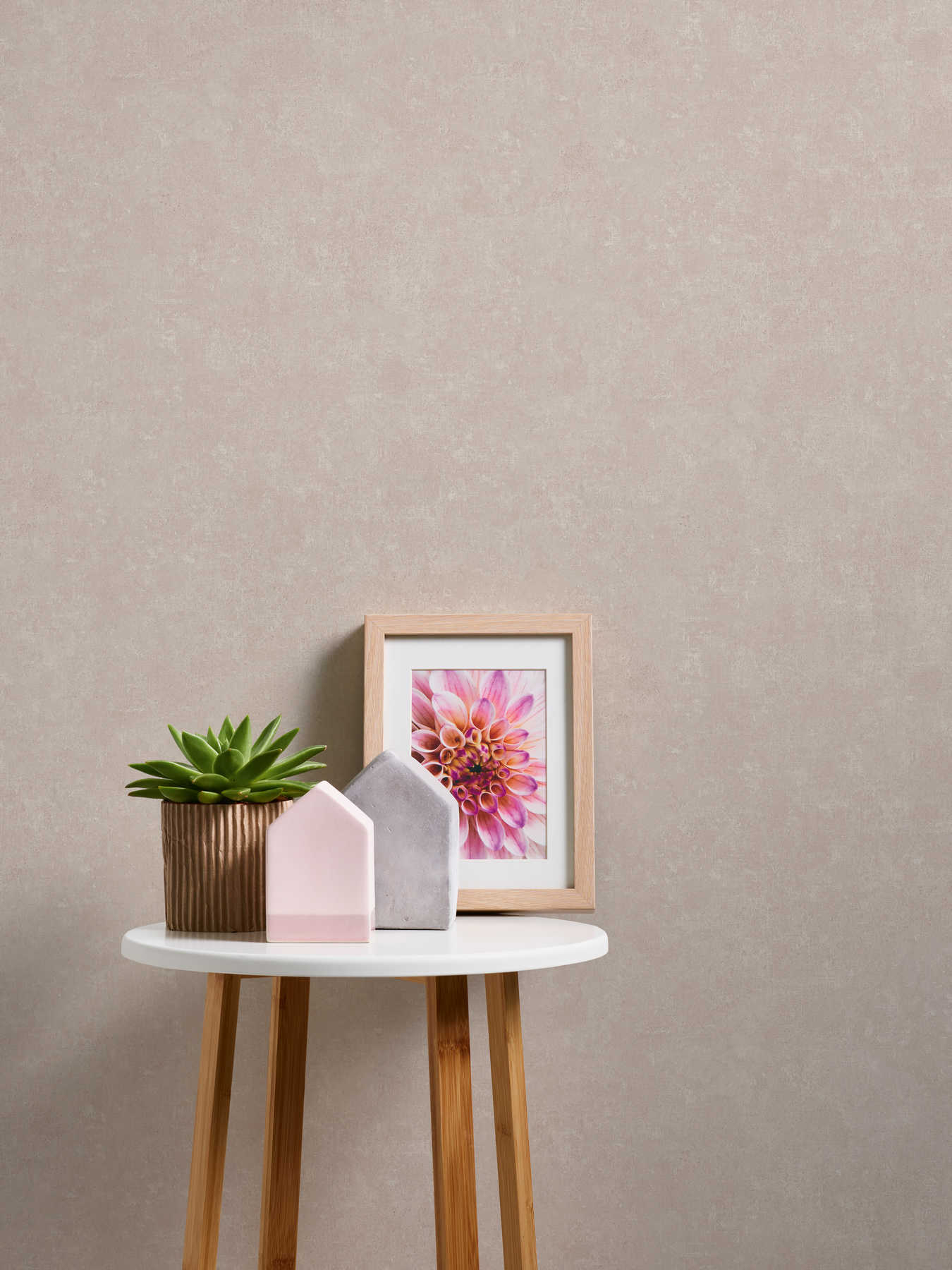             Wallpaper with subtle colour pattern in used look - pink
        