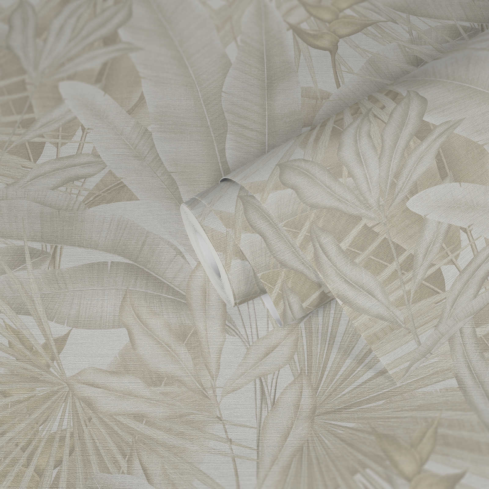            Jungle wallpaper in soft colours - beige, cream, grey
        