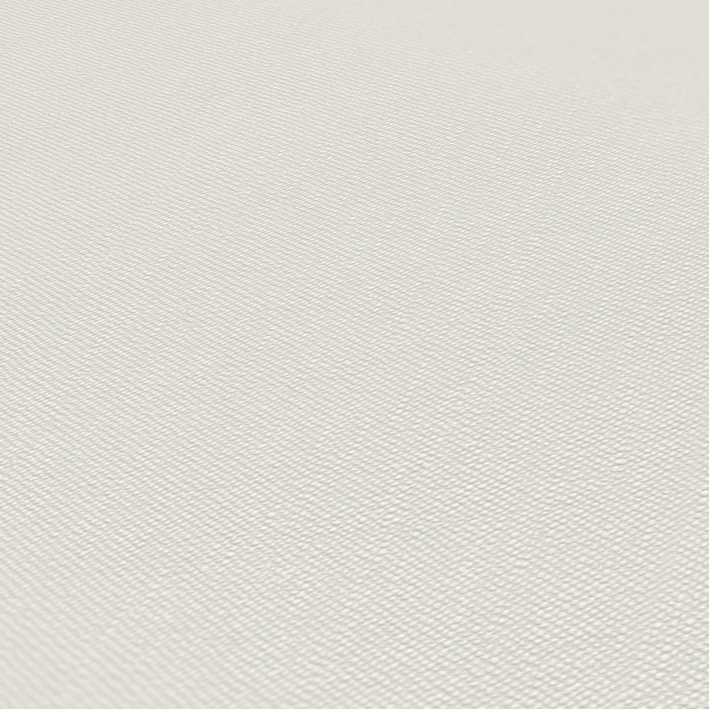             Carta da parati bianco-crema con struttura tessile in stile casa di campagna
        
