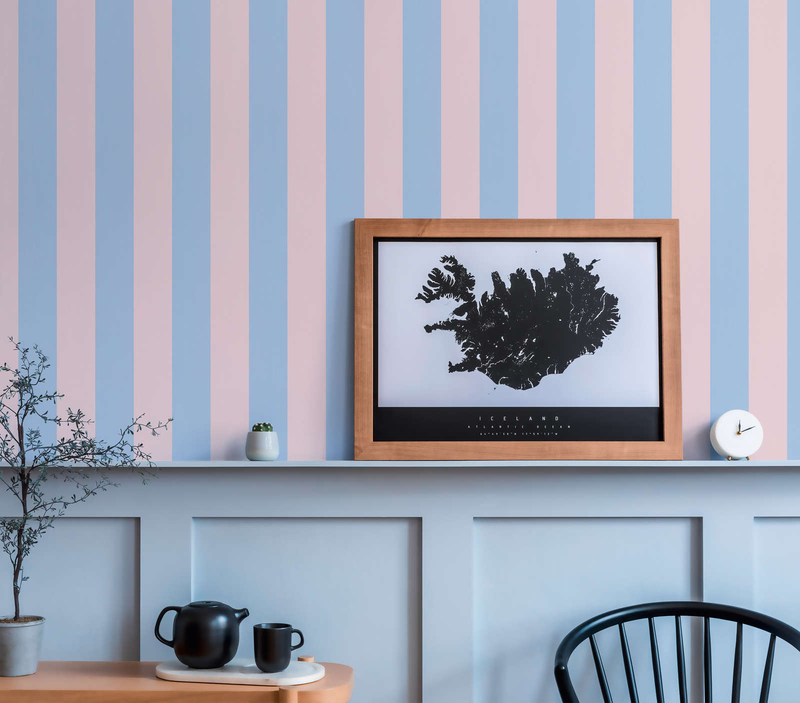             Gestreept behang met lichte structuur - blauw, roze
        