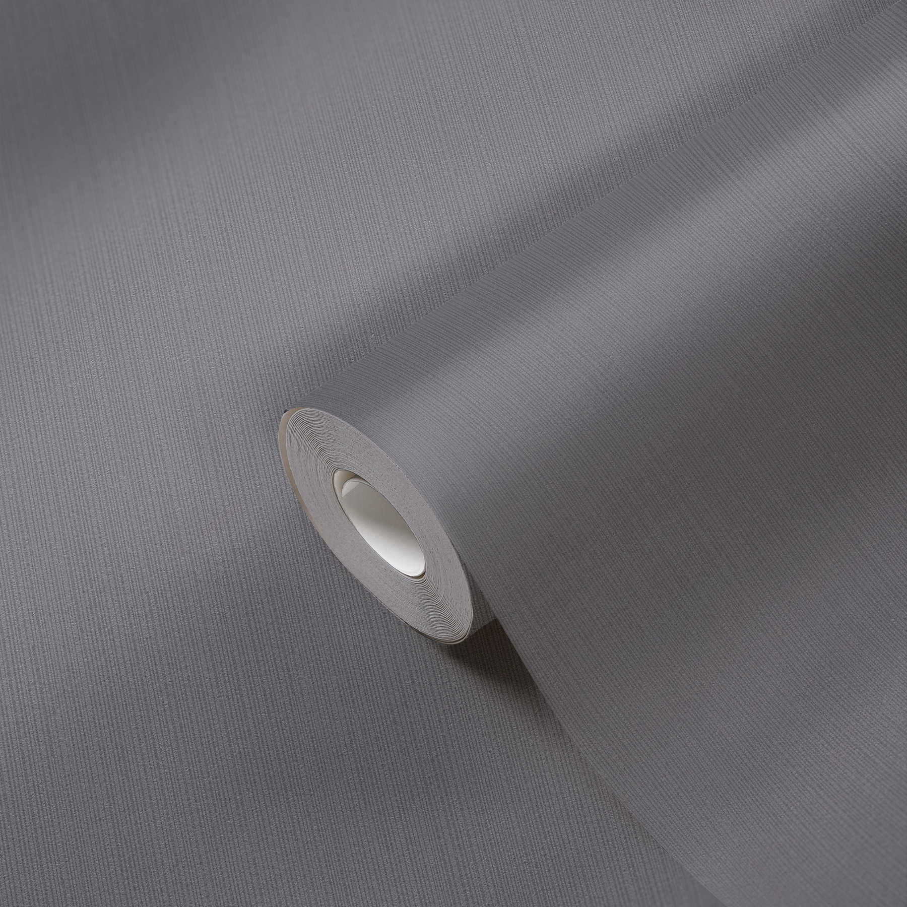             Papel pintado no tejido gris acero liso con efecto de textura
        