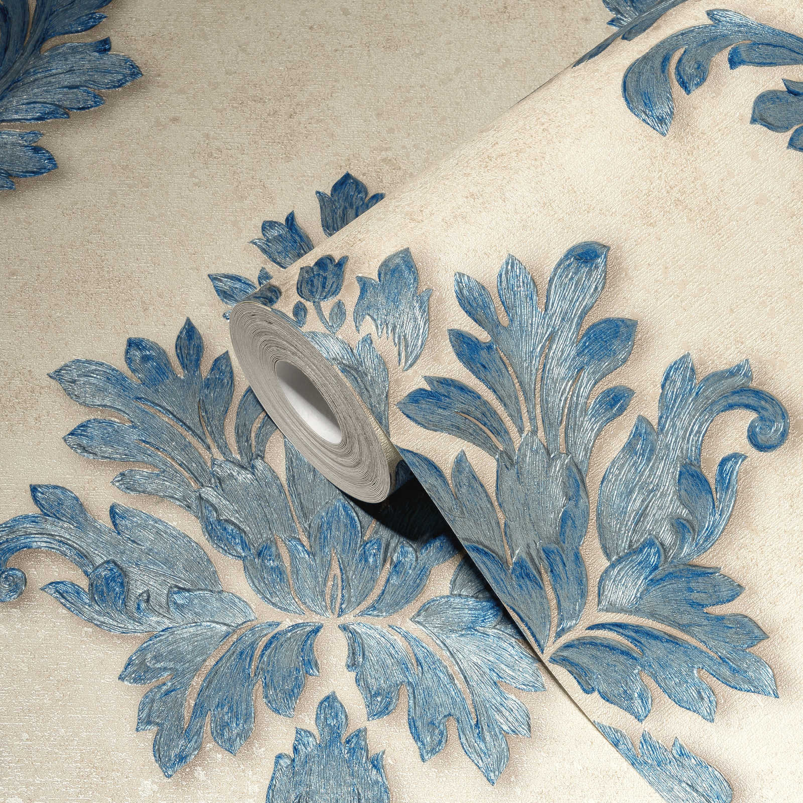             Papel pintado de diseño con adornos florales y efecto metálico - azul, oro, crema
        