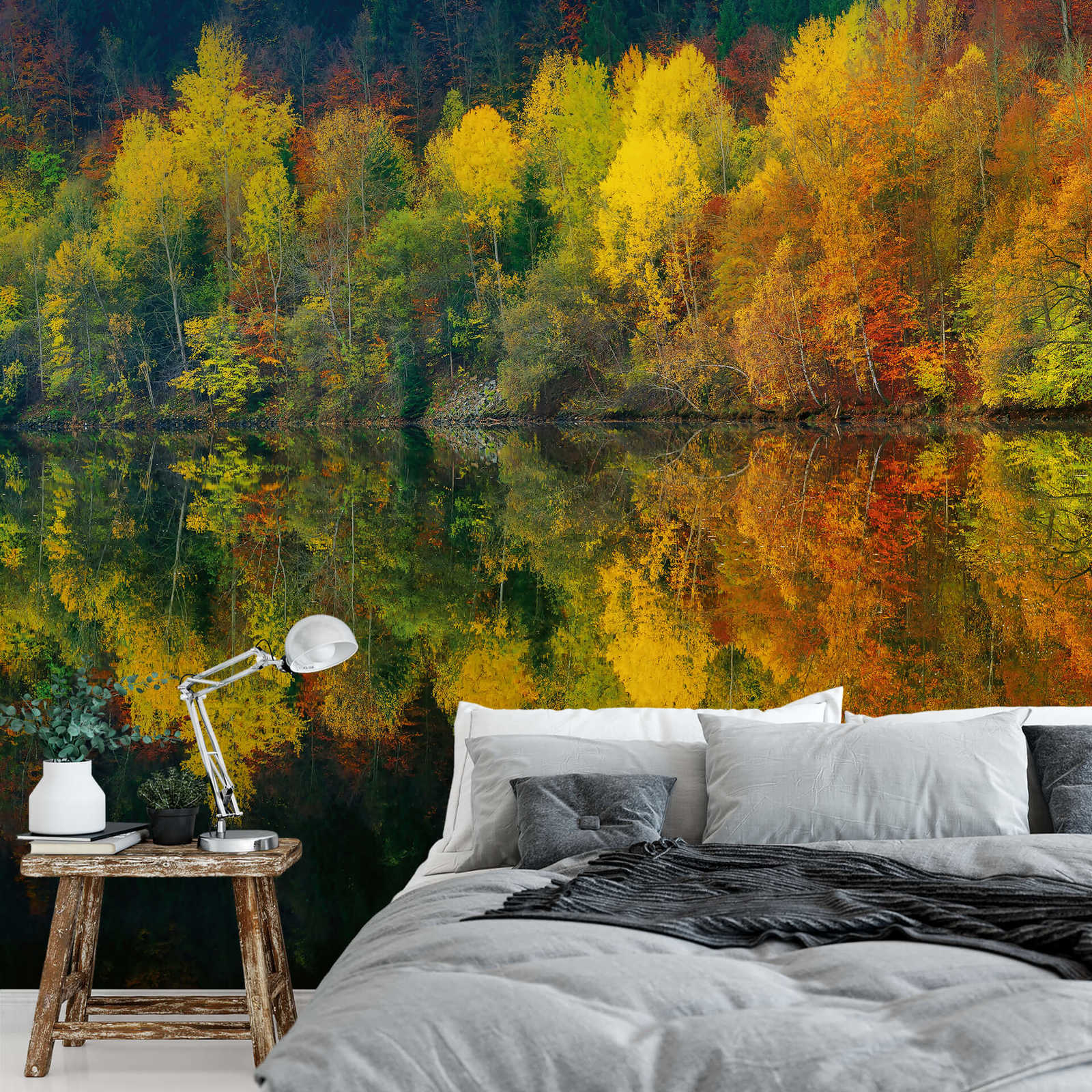            Fotomural Bosque junto al lago en otoño - Amarillo, naranja, verde
        