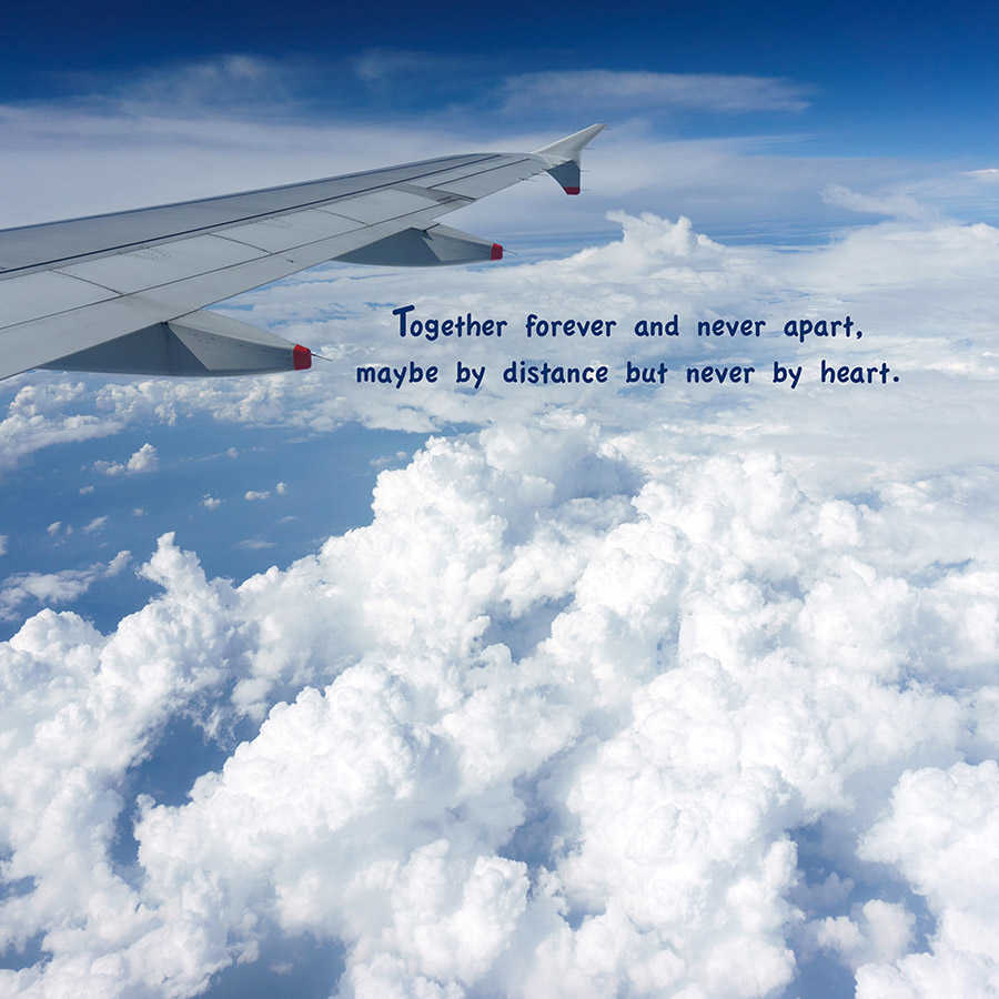 Digital behang Vliegtuig boven de wolken met letters - parelmoer glad vlies
