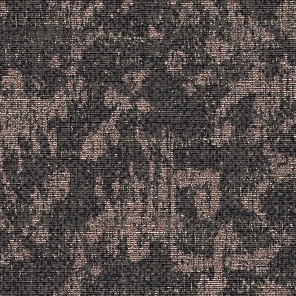             Zwart behang met textiellook en tapijtdesign
        