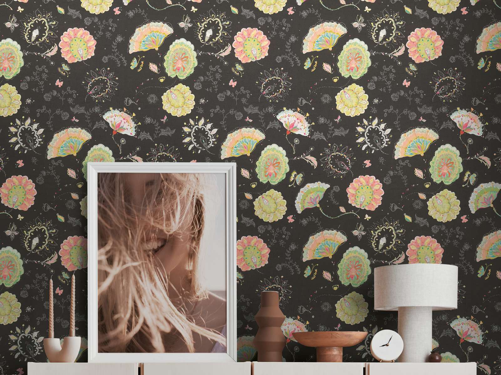             Non-woven wallpaper with floral pattern and light glossy texture - black, green, colourful
        